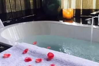 水疗池中的失重冥想:当身体学会漂浮